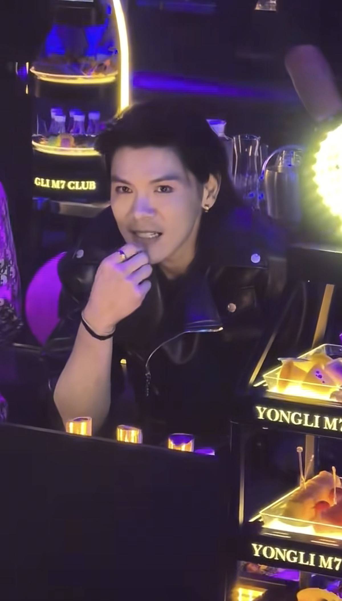 向佐深夜独自现身